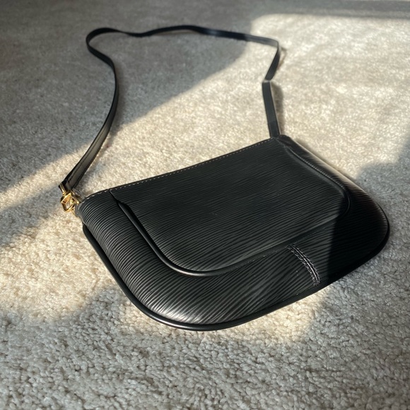 Louis Vuitton Black Epi Leather Sarvanga Crossbody Clutch Bag - Picture 13 of 15